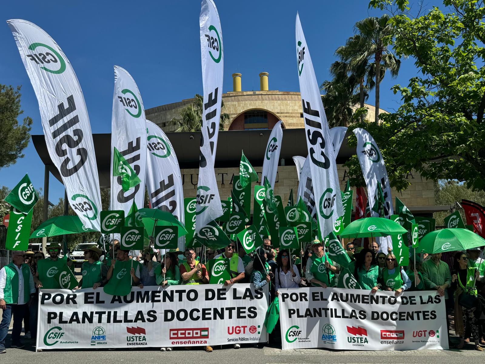 Concentración ante la sede de la Consejería de Desarrollo Educativo y Formación Profesional